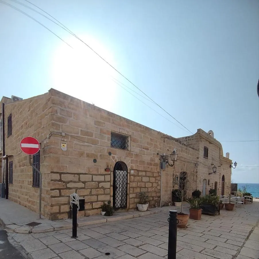 La Casa Nella Roccia contacts